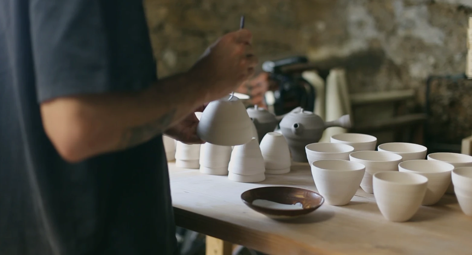 Émaillage des pièces crues sur la table de l'atelier
