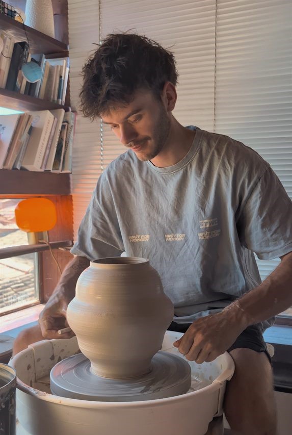 Robin Leloup tourne un vase pansu dans son atelier