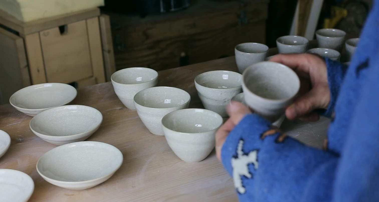 Bols et coupelles émaillés sur la table de l'atelier