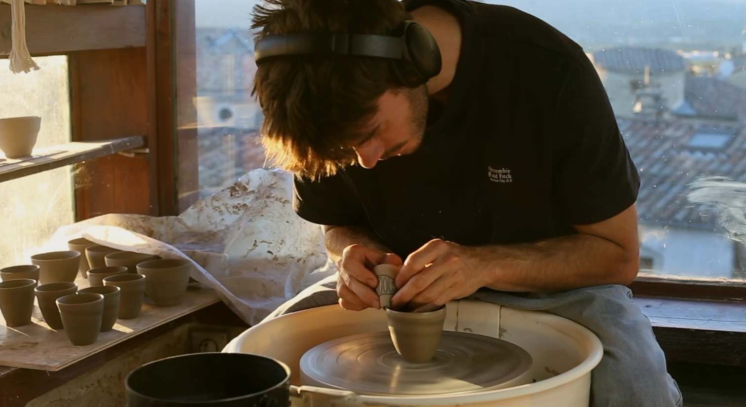 Robin Leloup au tour au coucher du soleil, au-dessus des toits