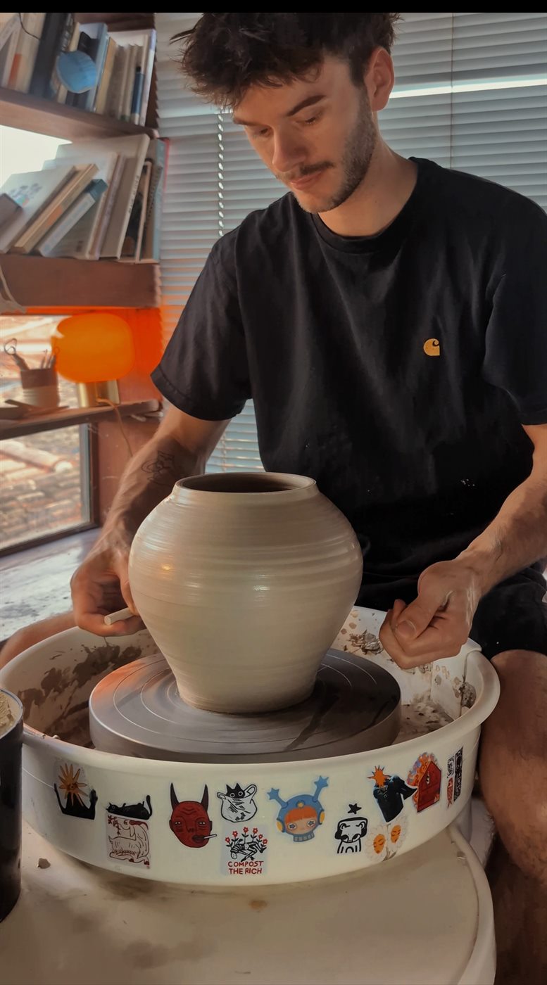 Robin Leloup au tour dans son atelier